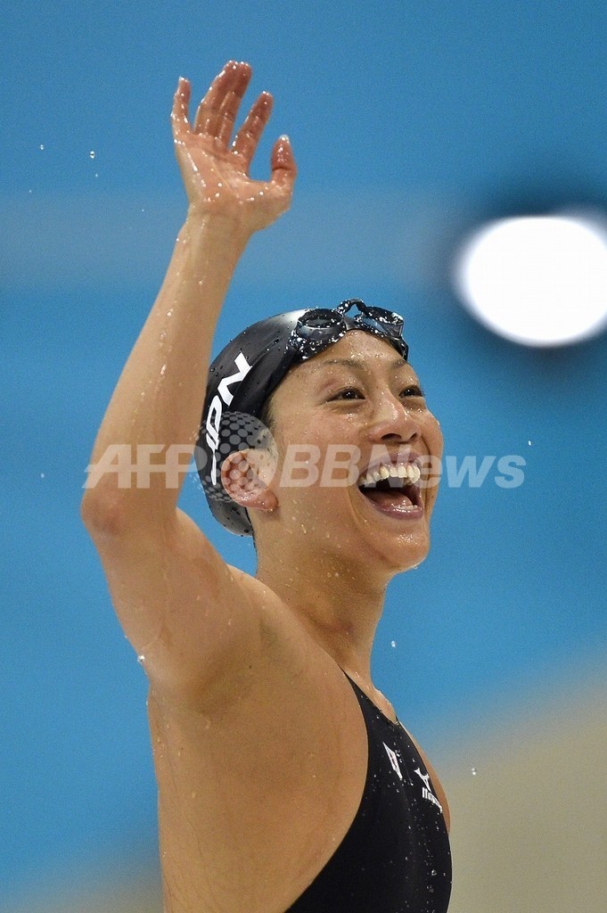シーボーンが五輪記録、寺川は4位で準決勝へ 女子100メートル背泳ぎ