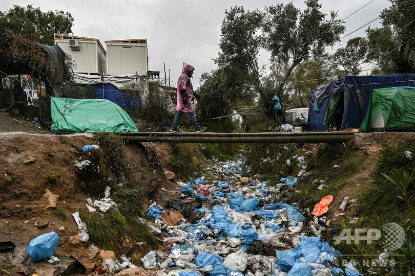 寒さと雨に凍える難民 スラム街と化したキャンプ ギリシャ