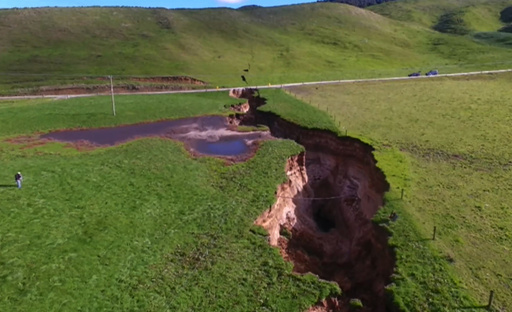 長さ200メートルの巨大地割れ、牧場に突如出現 NZ 写真3枚 国際
