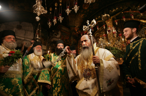 エルサレムの聖墳墓教会で、ギリシャ正教総主教が「十字架称賛」の祝福