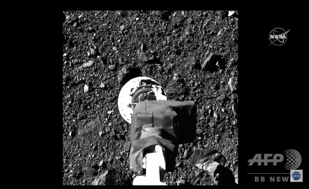 小惑星ベンヌ地表でのサンプル採取「うまくいった」 NASAが画像公開 写真5枚 国際ニュース：AFPBB News