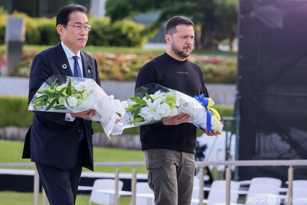 ゼレンスキー大統領、広島平和記念公園で慰霊碑に献花 写真15枚 国際