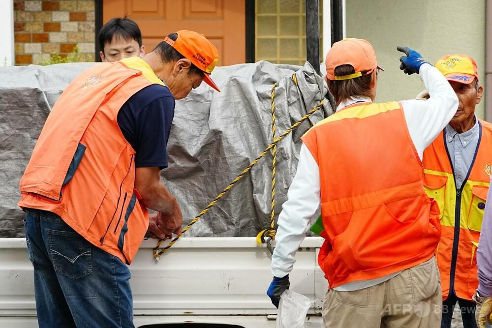 宇都宮市を徘徊のクマ、麻酔銃で捕獲 住民ら安堵の声