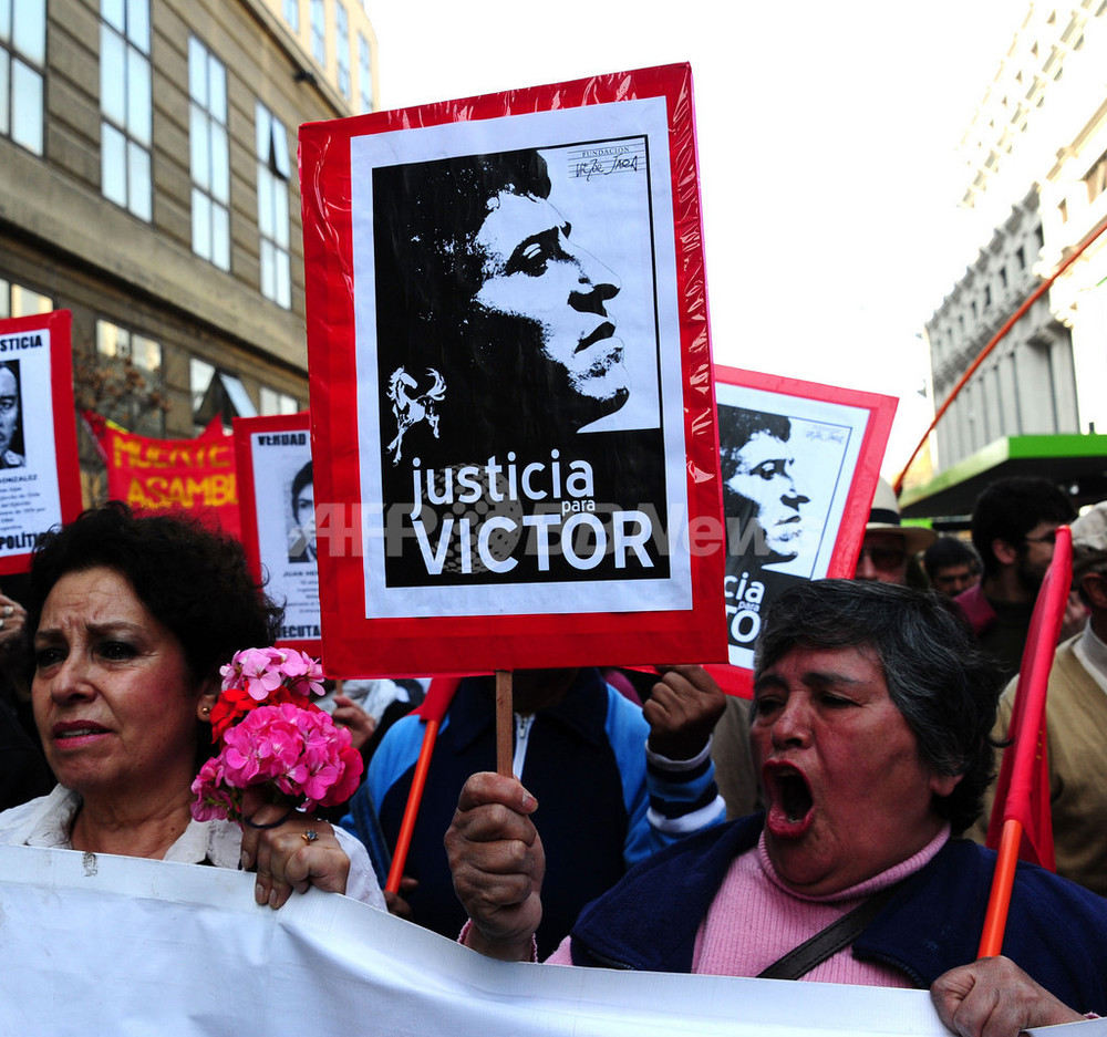 チリでデモ行進 ピノチェト軍政の犠牲者を追悼 クーデターから39年 写真10枚 国際ニュース Afpbb News