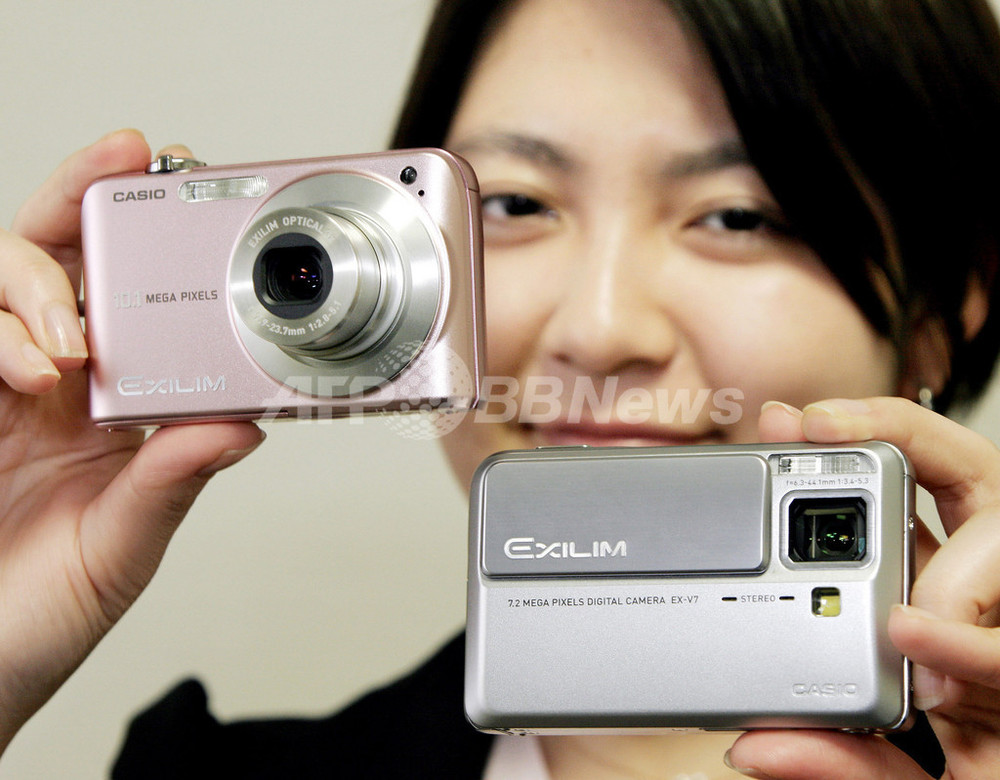 カシオ、デジカメ「エクシリム」の新作発表 - 東京 写真3枚 国際