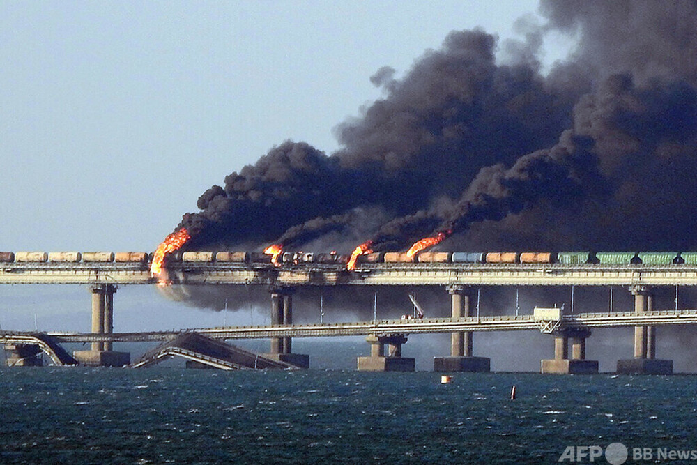 クリミア橋爆発で3人死亡 ロシア、トラック所有者の自宅捜索 写真11枚 国際ニュース：AFPBB News