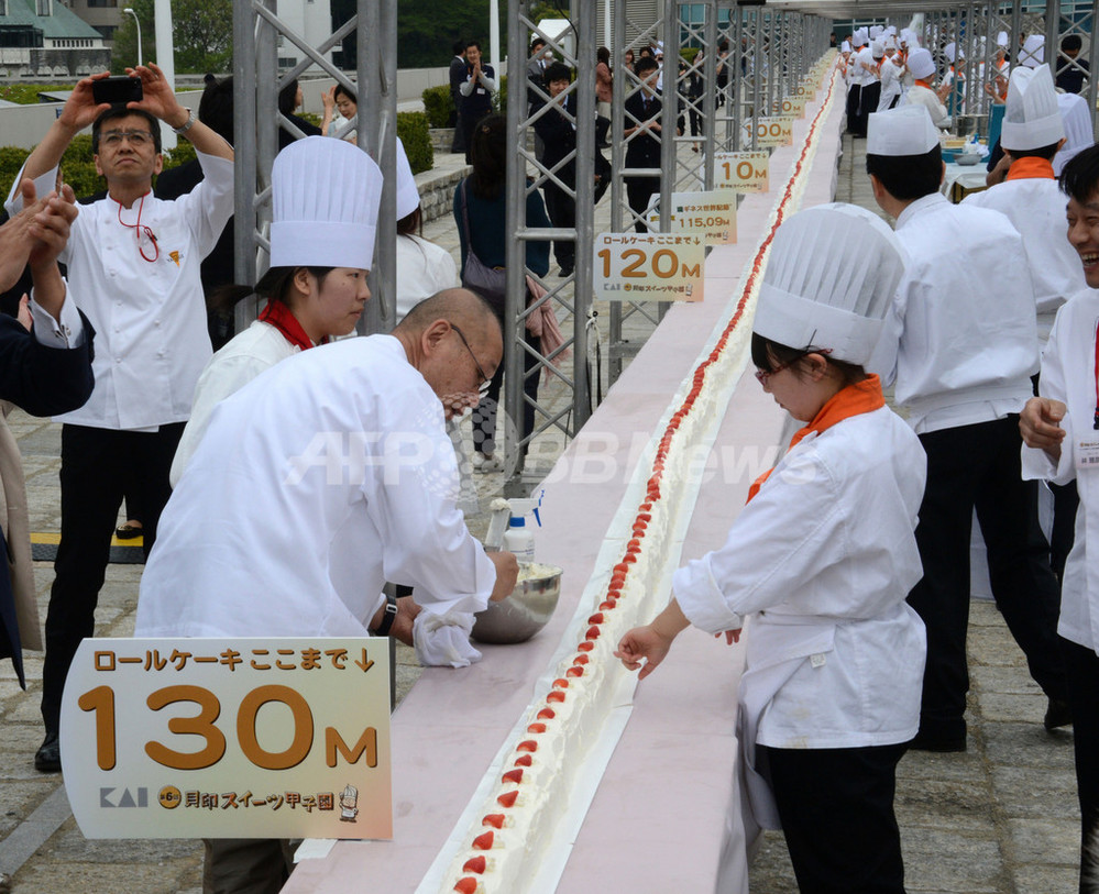 130メートル超の世界一長いロールケーキ ギネスに認定 都内 写真10枚 国際ニュース Afpbb News