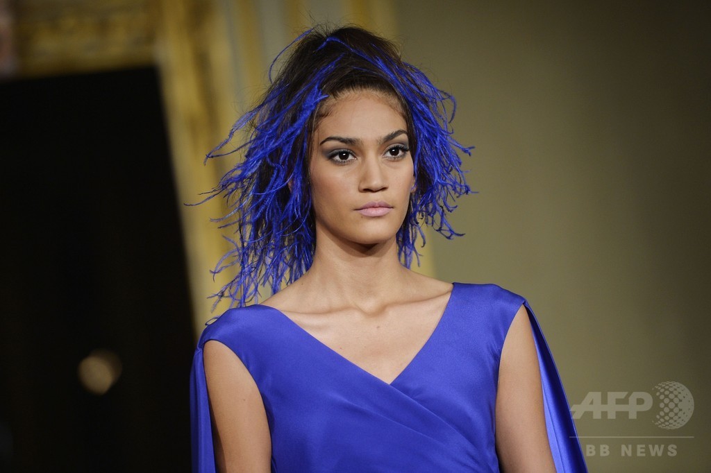 花とカラフルなドレスで祝う10周年、「アレクシ・マビーユ」15年春夏オートクチュール