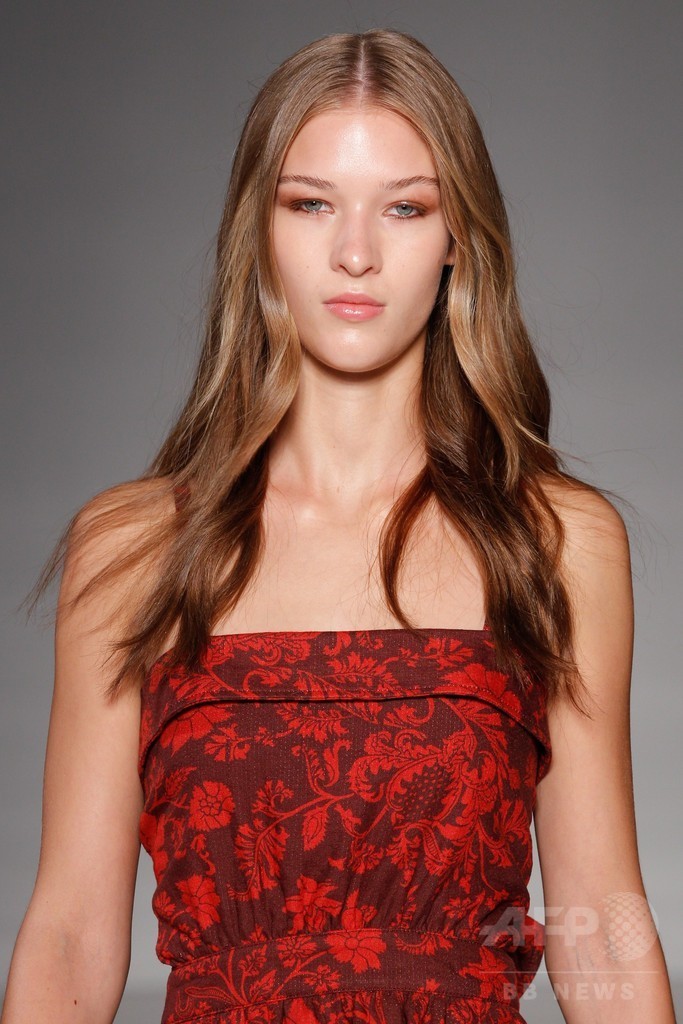 膝下丈のスカートでエレガントに、「ジル・スチュアート」15年春夏