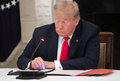 会議中に携帯電話をいじるドナルド・トランプ氏（2020年6月18日撮影、資料写真）。(c)SAUL LOEB / AFP