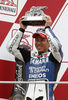 世界ロードレース選手権（WGP 2012）第18戦バレンシアGPは11日、スペインのバレンシア・サーキット（Circuit de la Comunitat Valenciana Ricardo Tormo）でMotoGPクラス決勝が行われ、レプソル・ホンダ（Repsol Honda）のダニ・ペドロサ（Dani Pedrosa）が48分23秒819で優勝を飾った。

2位に入り、表彰台でトロフィーを掲げるヤマハ・ファクトリーの中須賀克行（Katsuyuki Nakasuga、2012年11月11日撮影）。(c)AFP/JOSE JORDAN