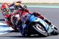 ロードレース世界選手権、第18戦オーストラリアGP、MotoGPクラス決勝に臨むチーム・スズキ・エクスターのアレックス・リンス（手前、2022年10月16日撮影）。(c)Paul CROCK / AFP
