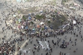 エジプト・カイロ（Cairo）のタハリール広場（Tahrir Square）に集まり始めた「百万人の行進」の参加者ら（2011年2月1日撮影）。(c)AFP/KHALED DESOUKI