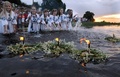 伝統的なスラブ民族の祭り「イワン・クパーラ（Ivan Kupala）の夜」が6日、東欧各地で行われた。起源をキリスト教以前にまでさかのぼるというこの祭りでは、人々が花輪を編んだり、たき火を飛び越えたり、裸で泳いだりして祝う。

写真はベラルーシ南部トゥーロフ（Turov）で、火をともしたろうそくを川に流す少女たち（2013年7月6日撮影）。(c)AFP/VIKTOR DRACHEV