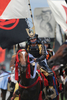 福島県の伝統祭り「相馬野馬追」は29日に2日目を迎え、東日本大震災の影響で前年は見送られていた主行事の甲冑（かっちゅう）競馬と神旗争奪戦が南相馬市で行われた。1000年にわたり続く祭りにはこの日、数万人が訪れ、約400騎が繰り広げる勇壮な伝統行事を楽しんだ。

写真は行進する騎馬武者たち（2012年7月29日撮影）。(c)AFP/Toru YAMANAKA