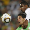 2010年サッカーW杯南アフリカ大会（%%2010 World Cup%%）1次リーグC組、米国対アルジェリア。試合は後半ロスタイムにランドン・ドノバン（%%Landon Donovan%%）が決勝点を挙げた米国が1-0で勝利し、勝ち点5の同組1位で決勝トーナメントに進んだ。写真はボールを競るアルジェリアのラフィク・ハリシェ（%%Rafik Halliche%%、左）と米国のエドソン・バドル（%%Edson Buddle%%、右）。（2010年6月23日撮影）(c)AFP/TIMOTHY A. CLARY