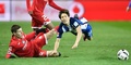 16-17ドイツ・ブンデスリーガ1部第12節、ヘルタ・ベルリン対マインツ05。タックルを受けるヘルタ・ベルリンの原口元気（右、2016年11月27日撮影）。(c)AFP/John MACDOUGALL