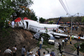 ホンジュラスの首都テグシガルパ（Tegucigalpa）のトンコンティン（Toncontin）空港で着陸に失敗したタカ（TACA）航空のエアバス（Airbus）A-320型旅客機。（2008年5月30日撮影）(c)AFP/Orlando SIERRA