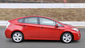 【4月3日 AFP】トヨタ自動車（%%Toyota Motor%%）は3日、静岡県駿東郡小山町の富士スピードウェイ（%%Fuji Speedway%%）で行ったハイブリッド車「プリウス」新型版の試作車走行を、報道陣に公開した。

　また、大量生産車としては世界最高燃費となるガソリン１リットル当たり38キロの走行距離を、新型「プリウス」が達成したと発表した。

　トヨタは、1.8リットルエンジンと出力を増強したモーターを搭載した新型「プリウス」を、第3世代ハイブリッド車と位置づけている。新型「プリウス」の店頭発売は5月の予定。

　写真は、報道陣が試乗するトヨタのハイブリッド車「プリウス」の新型試作車（2009年4月3日撮影）。(c)AFP/Toru YAMANAKA