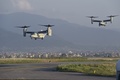 ネパールのカトマンズ国際空港に着陸する米軍のオスプレイ輸送機（2015年5月3日撮影）。(c)AFP/Roberto SCHMIDT