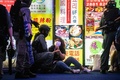 香港・銅鑼湾地区で行われた抗議デモで、女性を拘束する警察（2020年6月12日撮影）。(c)Anthony WALLACE / AFP