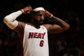 13-14NBA、マイアミ・ヒート（Miami Heat）対シャーロット・ボブキャッツ（Charlotte Bobcats）。保護マスクを着けるマイアミ・ヒートのレブロン・ジェームズ（LeBron James、2014年3月3日撮影）。(c)AFP/Getty Images/NBAE/Issac Baldizon 