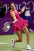 女子テニス、ソニー・エリクソン・チャンピオンシップ（%%Sony Ericsson Championships - Doha 2009%%）シングルス準決勝。大会第7シードのヴィーナス・ウィリアムス（%%Venus Williams%%、米国）は、大会第8シードのエレナ・ヤンコビッチ（%%Jelena Jankovic%%、セルビア）と対戦。ヴィーナスは5-7、6-3、6-4で勝利し、決勝に進出した。写真はリターンショットを返すエレナ・ヤンコビッチ。（2009年10月31日撮影）(c)AFP/KARIM JAAFAR