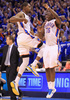 12-13NBAは5日、カンファレンス準決勝（7回戦制）が行われ、オクラホマシティ・サンダー（Oklahoma City Thunder）は93-91でメンフィス・グリズリーズ（Memphis Grizzlies）との初戦を制した。

試合終盤に得点し、チームメイトのレジー・ジャクソン（Reggie Jackson、右）と喜ぶオクラホマシティ・サンダーのケビン・デュラント（Kevin Durant、2013年5月5日撮影）。(c)AFP/Getty Images/Ronald Martinez