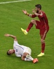 サッカーW杯ブラジル大会（2014 World Cup）グループB、スペイン対チリ。スペインのセルヒオ・ラモス（Sergio Ramos、右）の前で倒れるチリのエドゥアルド・バルガス（Eduardo Vargas、2014年6月18日撮影）。(c)AFP/YASUYOSHI CHIBA