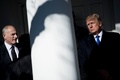 ジョン・ケリー米大統領首席補佐官（左）とドナルド・トランプ大統領（2018年1月19日撮影）。(c)Brendan Smialowski / AFP