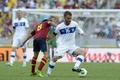 サッカーコンフェデレーションズカップ2013（Confederations Cup 2013）は27日、フォルタレーザ（Fortaleza）で準決勝が行われ、スペインが7-6でイタリアとのPK戦を制し、ブラジルとの決勝に進出した。

スペインのシャビ・エルナンデス（Xavi Hernandez、左）とボールを競るイタリアのダニエレ・デ・ロッシ（Daniele De Rossi、2013年6月27日撮影）。(c)AFP/LLUIS GENE