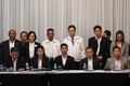 タイ総選挙を終え、連立合意を発表する反軍政派7党の代表ら（2019年3月27日撮影）。(c)Lillian SUWANRUMPHA / AFP