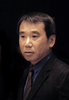 2006年に、チェコのプラハ（Prague）でフランツ・カフカ賞（Franz Kafka Award）を受賞した作家の村上春樹（Haruki Murakami）さん（2006年10月30日撮影）。(c)AFP/MICHAL CIZEK