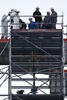 仏パリのノートルダム大聖堂の再建工事現場を視察したエマニュエル・マクロン大統領（上方中央、2023年12月8日撮影）。(c)Ludovic MARIN / AFP