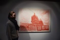 「陶弘景」として描いた作品の前で取材に応じるフランス人アーティストのアレクサンドル・ウエリ氏。中国・北京赤門画廊で（2015年11月4日撮影）。(c)AFP/GREG BAKER