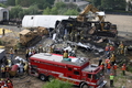 米カリフォルニア（California）州ロサンゼルス（Los Angeles）郊外のチャッツワース（Chatsworth）で起きた列車の衝突事故で、生存者の捜索を続ける救助隊（2008年9月13日撮影）。(c)AFP/Getty Images/Ringo Chiu