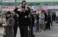 宮城県のスーパーの列に並ぶ人びと（2011年3月13日撮影）。(c)AFP/MIKE CLARKE
