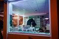 オランダ・ロッテルダムの店舗で略奪行為に及ぶ者ら（2021年1月25日撮影）。(c)Marco de Swart / ANP / AFP