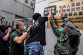 香港の警察署前で、抗議活動を繰り広げる民主派の活動家ら（2020年5月24日撮影）。(c)AFP/ISAAC LAWRENCE