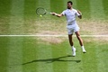 テニス、ウィンブルドン選手権、男子シングルス決勝。リターンを打つノバク・ジョコビッチ（2023年7月16日撮影）。(c)SEBASTIEN BOZON / AFP