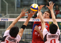 スパイクを打ち込むロシアのアレクセイ・クレショフ（%%Alexey Kuleshov%%、中央）。（2008年7月24日撮影）(c)AFP/VANDERLEI ALMEIDA
