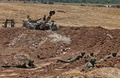 イスラエル南部スデロット近郊で、身を隠すイスラエル兵（2021年5月13日撮影）。(c)Menahem KAHANA / AFP