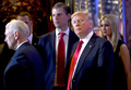 ドナルド・トランプ大統領と次男のエリック・トランプ氏。米ニューヨークにて（2017年1月11日撮影、資料写真）。(c)TIMOTHY A. CLARY / AFP
