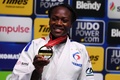 世界柔道選手権、女子63キロ級。金メダルを手に笑顔を見せるクラリス・アグベニュー（2019年8月28日撮影）。(c)CHARLY TRIBALLEAU / AFP