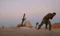 シリア北部ダビク郊外で、イスラム過激派組織「イスラム国（IS）」と戦闘中の反体制派組織「自由シリア軍」の戦闘員（2016年10月15日撮影）。(c)AFP/Nazeer al-Khatib