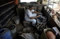インド・ムンバイのスラム街ダラビで、つぼを作る男性（2019年3月7日撮影）。(c)PUNIT PARANJPE / AFP

