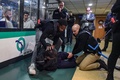 不審者の身柄拘束の訓練をするパリ交通公団（RATP）職員（2023年2月20日撮影）。(c)Alain JOCARD / AFP