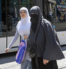 フランス・マルセイユ（Marseille）で撮影された、イスラム教徒の女性（2009年6月22日撮影）。(c)AFP/MICHEL GANGNE