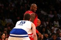 NBAオールスターゲーム2016。シカゴ・ブルズのパウ・ガソルとマッチアップするロサンゼルス・レイカーズのコービー・ブライアント（2016年2月14日撮影）。(c)AFP/Getty Images/Elsa