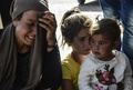 トルコ・スルチの病院前で悲しむ負傷者の親族ら（2015年6月25日撮影）。(c)AFP/ILYAS AKENGIN